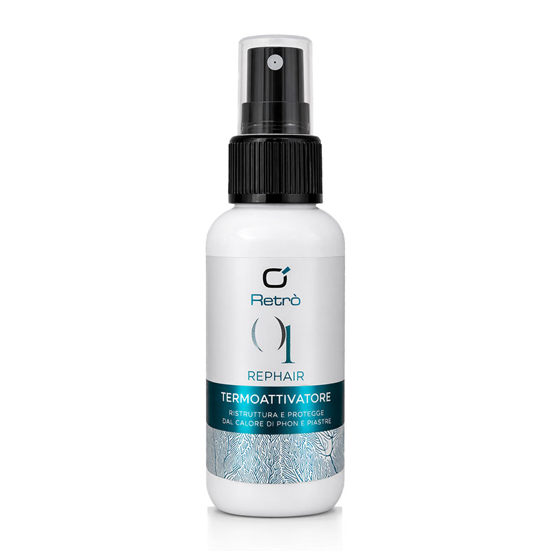 Flacone bianco da 100ml con etichetta bianca e blu con pompa spray nero con cappuccio trasparente.