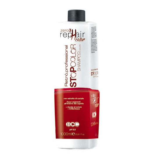 Bottiglia di shampoo bianca con scritte rosse e tappo a vite nero.