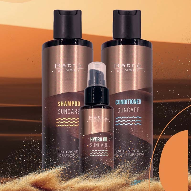 Kit completo di tre bottiglie ambra con tappo flip top nero con sfondo ambra appoggiate su una duna di sabbia.