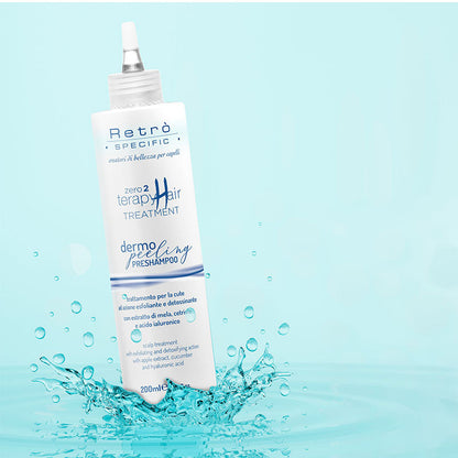 Trattamento per la pulizia della cute, confezionato in una bottiglia bianca dall' etichetta trasparente con linee blu . La grafica presenta la bottiglia del prodotto che entra nell'acqua creando schizzzi della stessa.